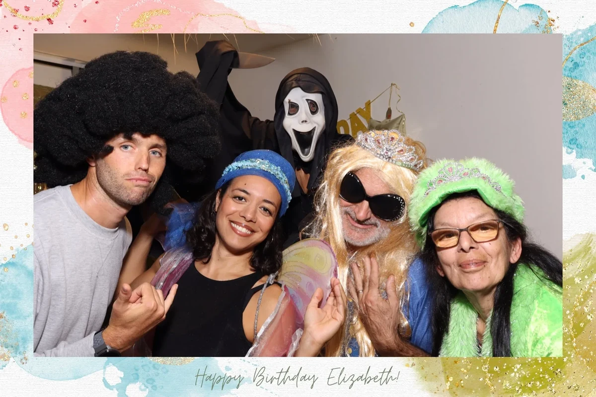 Invités déguisés et hilares photographiés par le photobooth lors d'un anniversaire