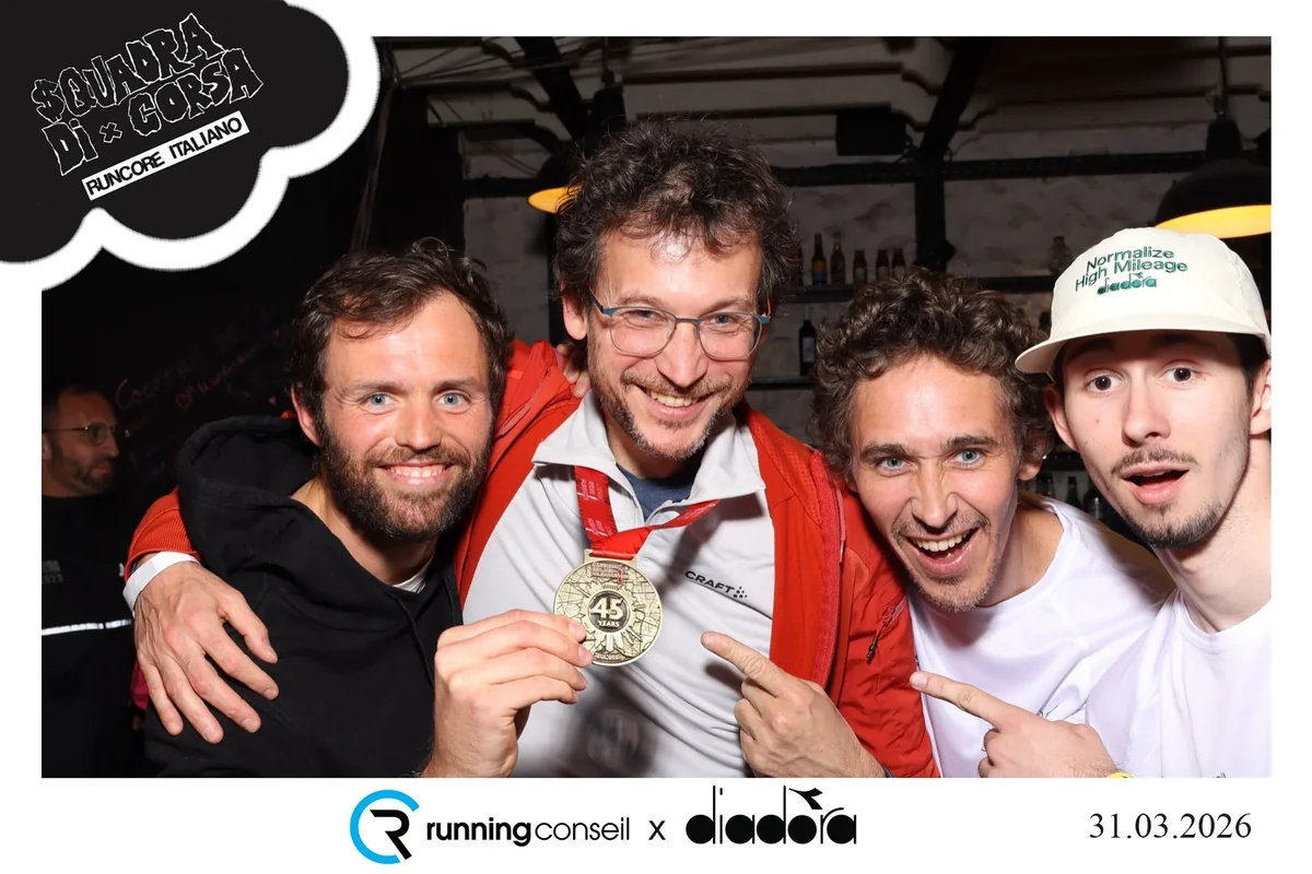 Invités souriants avec leur tirage photobooth lors d'une soirée en bar à Marseille, photo nette au flash malgré la pénombre