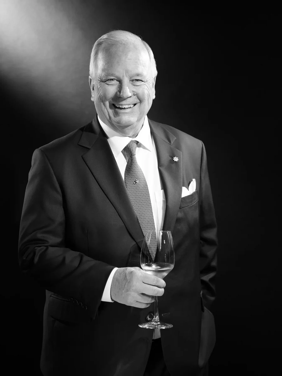 Portrait studio en noir et blanc retouché à la main, exemple de rendu premium pour un photocall d'entreprise
